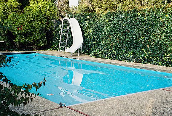 Pools_ChlorineVSaltwater.jpg