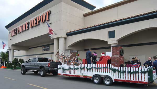 santa-arrives-homedepot.jpg