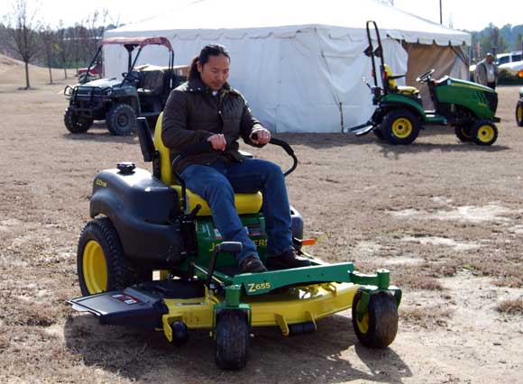 turning-zero-turn-mower.jpg