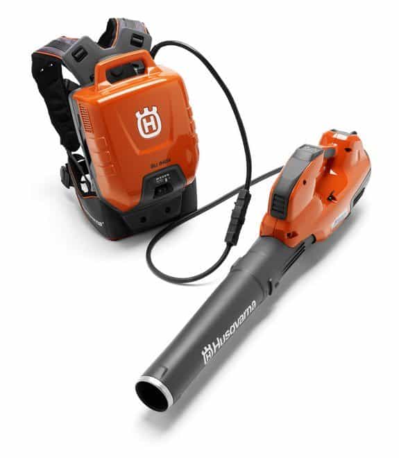 Husqvarnas professional battery blower 536LiBX with backpack battery BLi940X