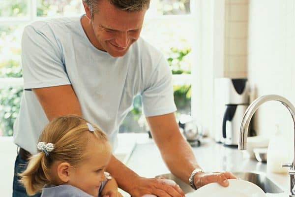 father-daughter-washing-dishes-photo_asset