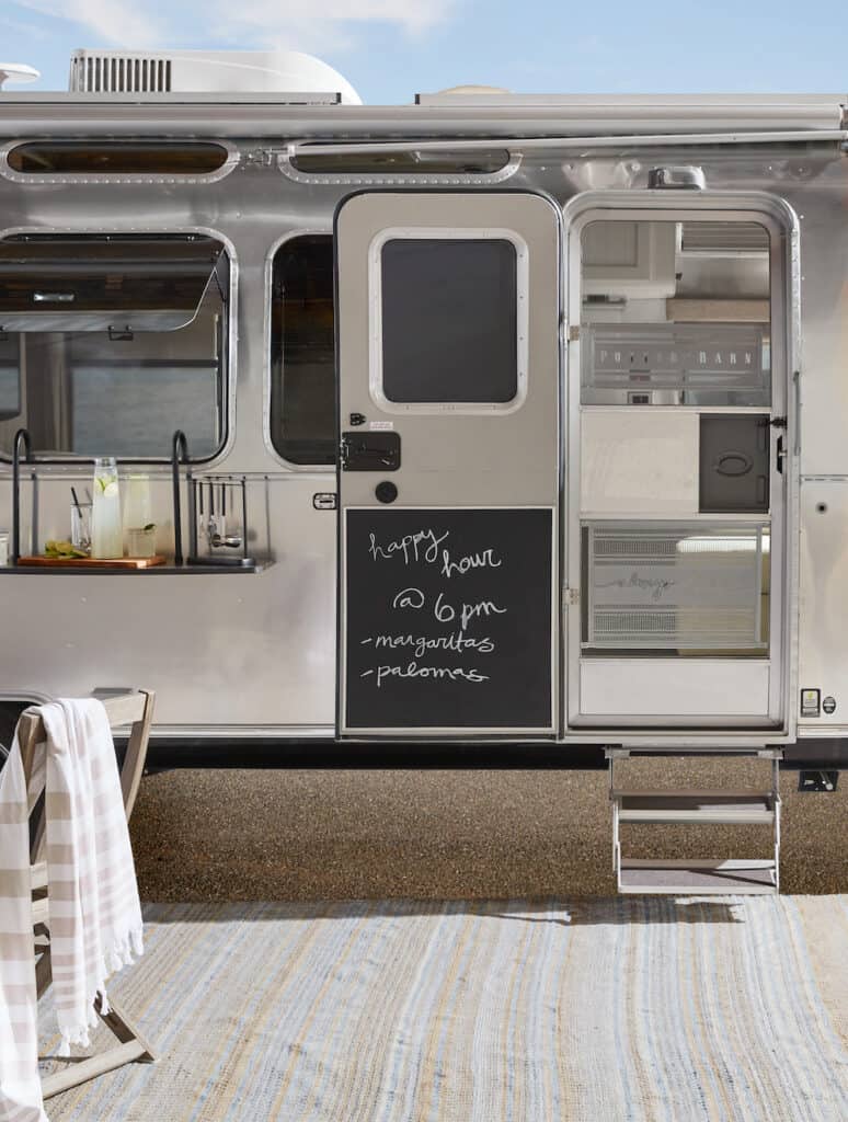 S21spAirstreamColab Airstream HangingBarLedge V4 172X MOCKUP crop