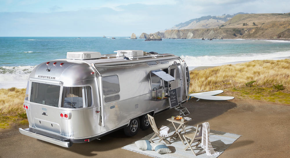 S21spAirstreamColab Airstream IndioFoldingBistroTable V1 061X MOCKUP crop