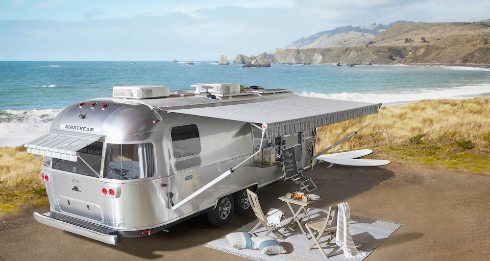 S21spAirstreamColab Airstream IndioFoldingBistroTable V2 109X MOCKUP crop