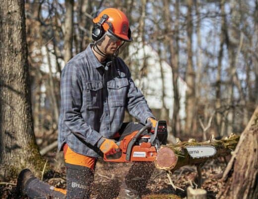 how to use a chainsaw safely