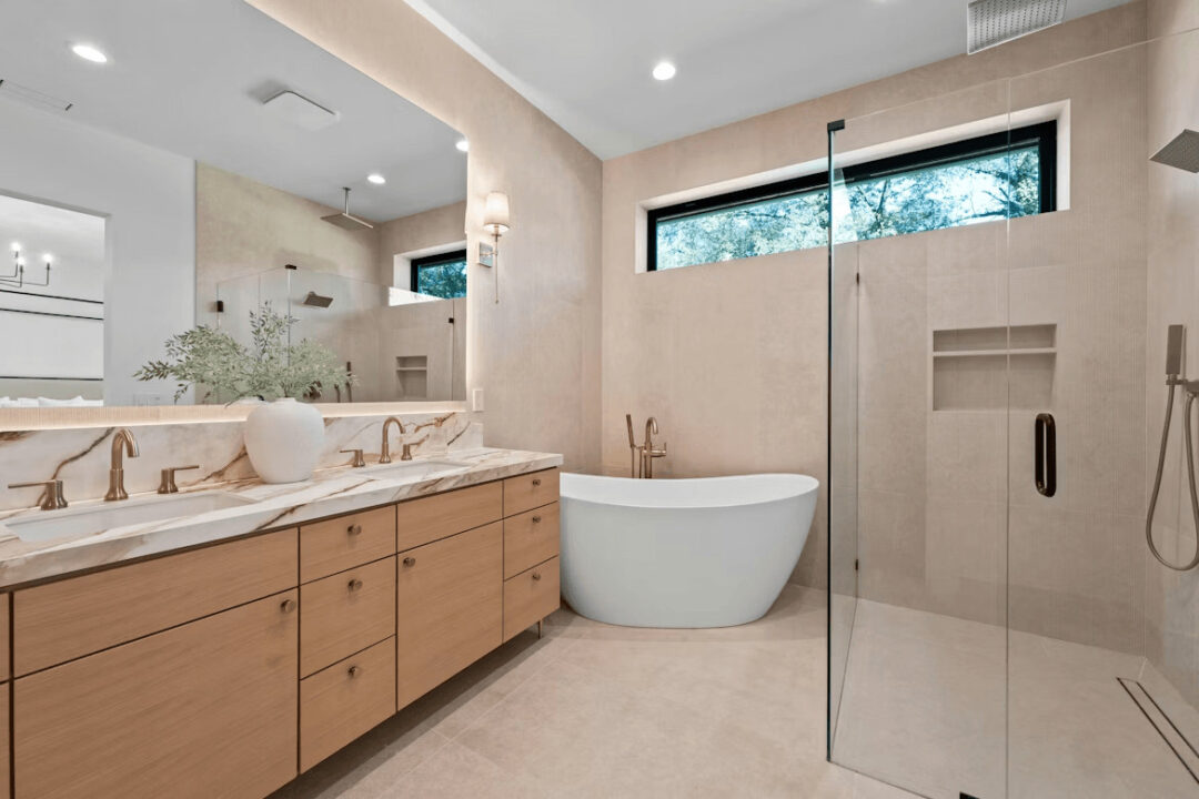 Small Bathroom Design Tips to Maximize Space and Efficiency