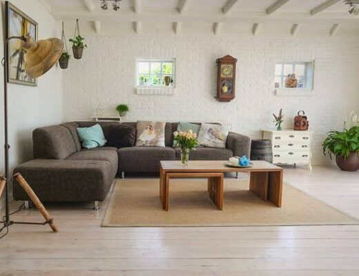 Top 5 Fulfillment Tips For Home Decor Retailers 5 Modern living room with couch and coffee