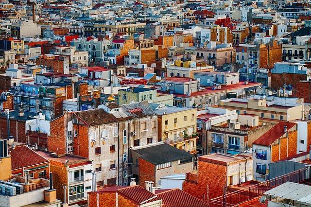 4 Questions Active Adults Ask Before Choosing the Right Neighborhood 1 Skyscrapers in a bustling city neighborhood