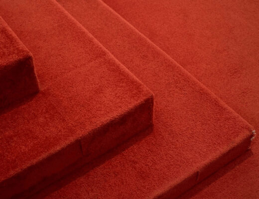 7 Reasons Mohawk Carpet Landings Last Longer 5 Close-up of red Mohawk carpeted stairs
