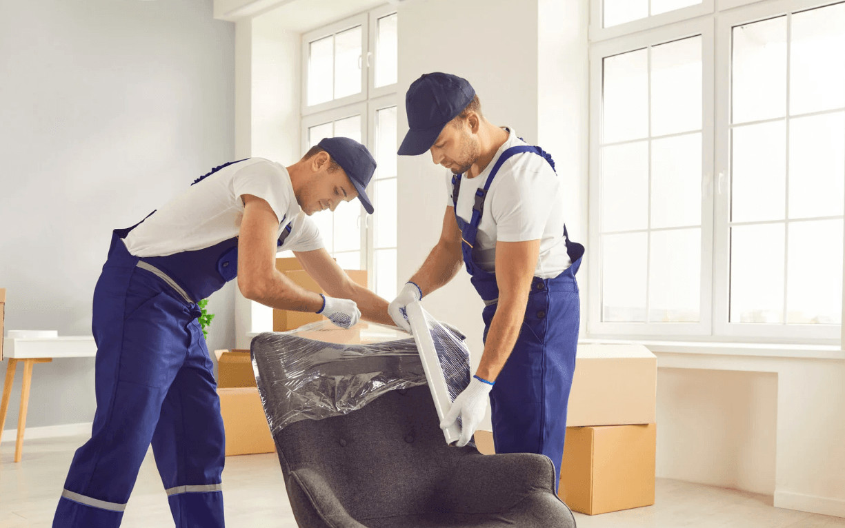 How to Find the Best Moving Services in Brooklyn for an Easygoing Relocation 1 Two men standing in a room, ready for