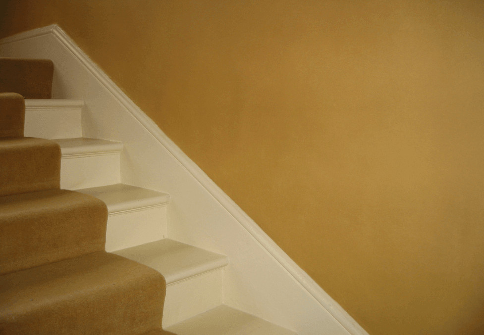 7 Reasons Mohawk Carpet Landings Last Longer 2 White staircase with yellow wall, mohawk carpet